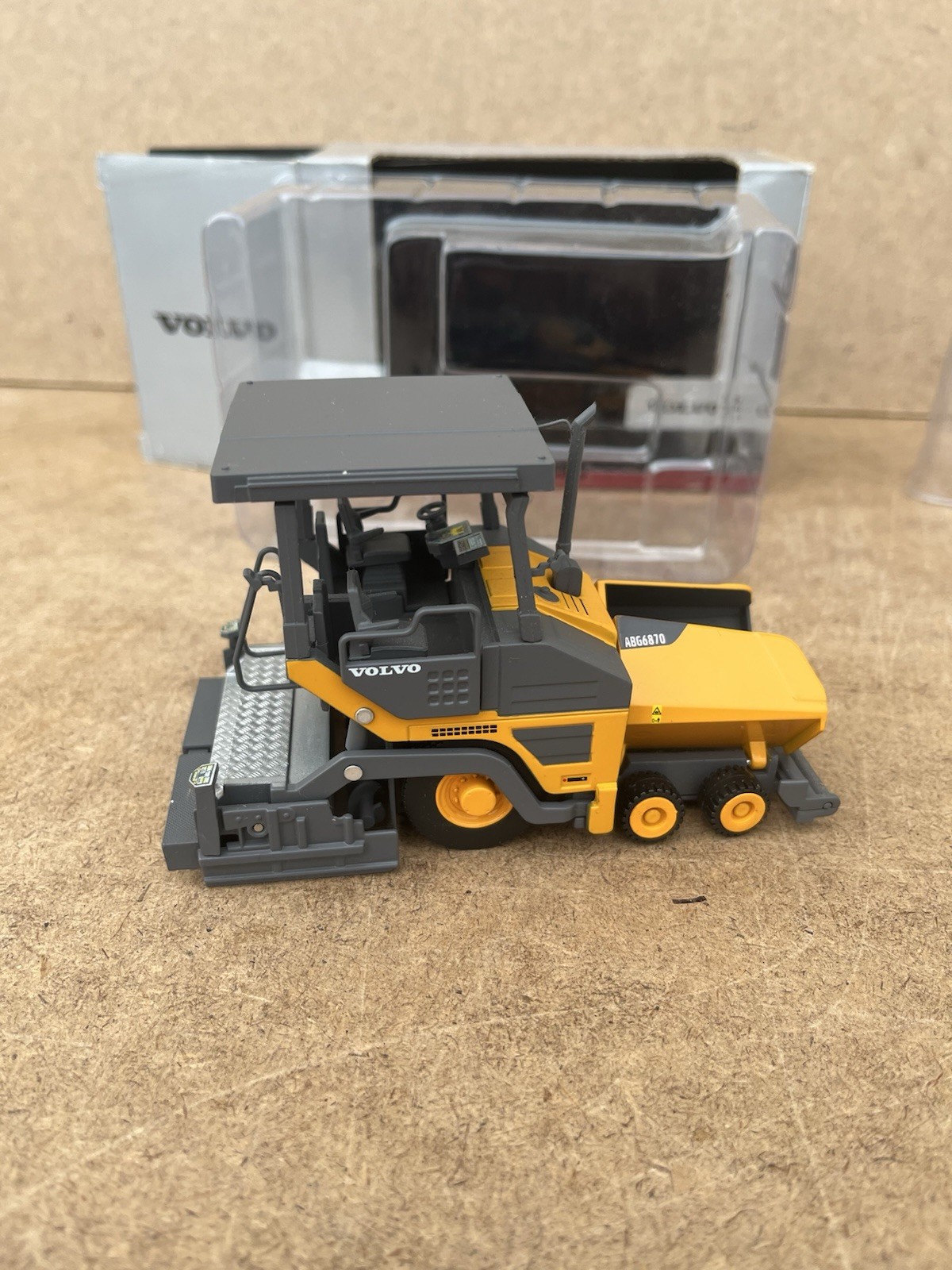 RARE!! Construction vehicle 1/50 Motorart. Volvo paver 6870 . Mint Vehicle