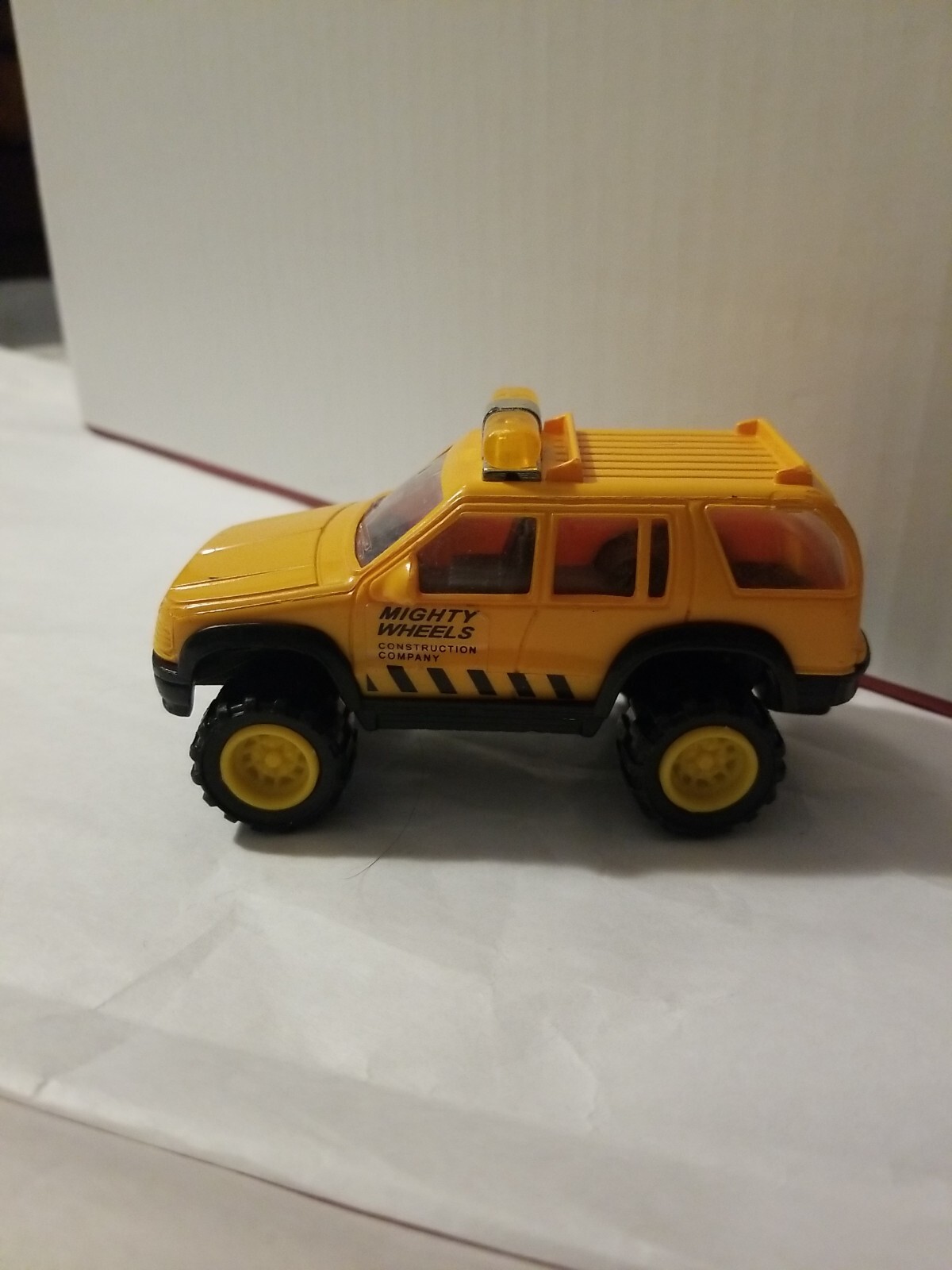Toy Mighty Wheels Construction Company 4wd SUV Yellow plastic 4″ Long truck.
