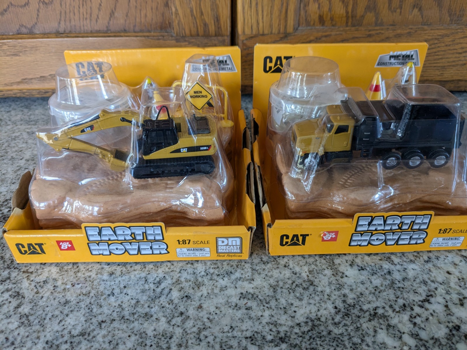 2 pc Diecast Masters CAT earth movers 1:87 HO Scale