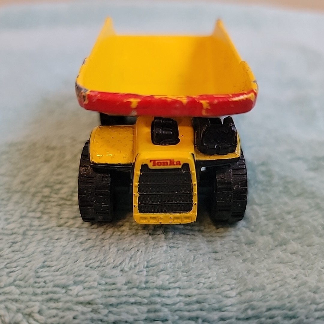 1/64 Maisto Hasbro Tonka Dump Truck Yellow 2 3/4″ Diecast Mini Toy 2005
