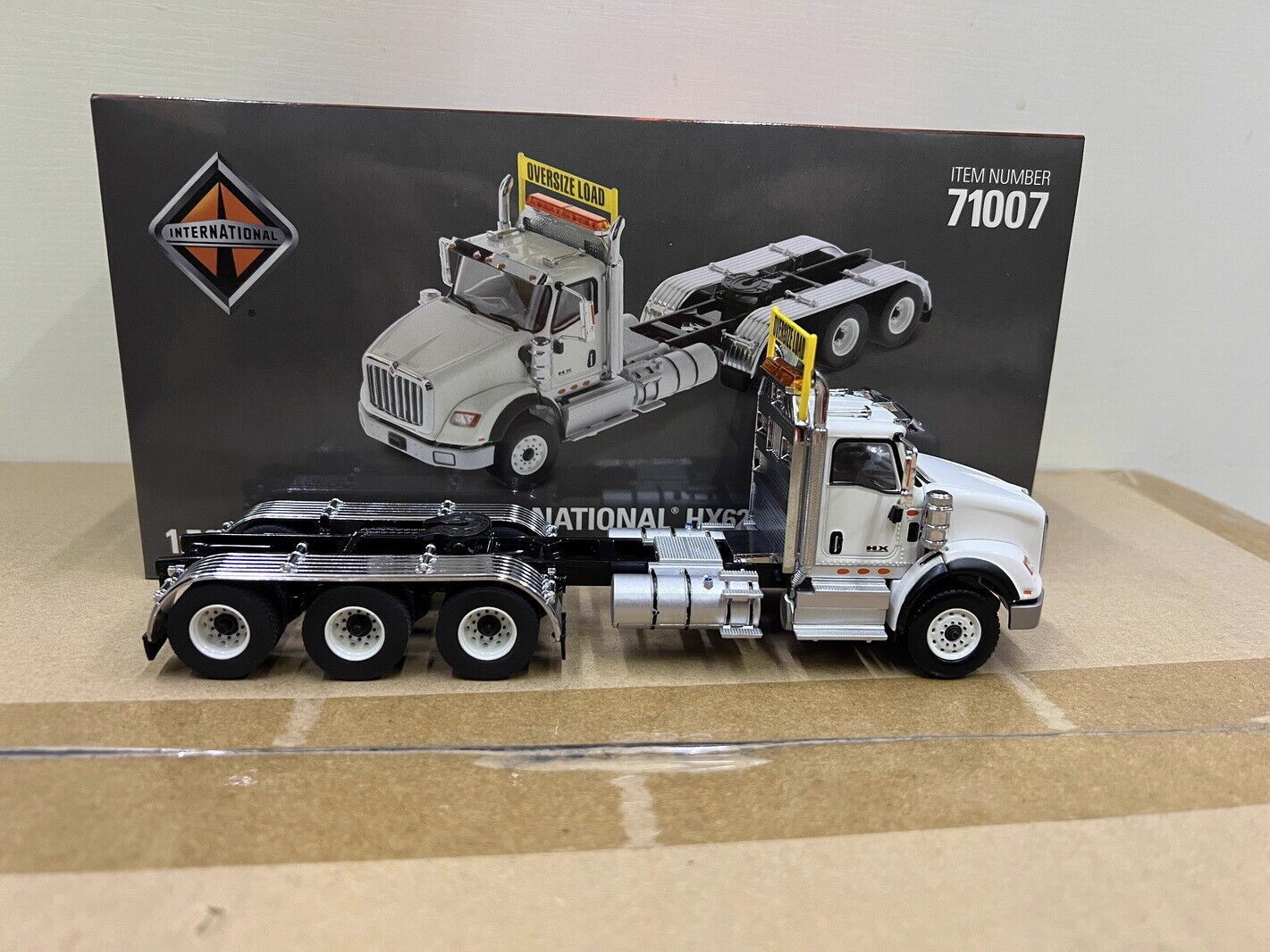 DM 1/50 Scale International HX620 Tridem Tractor White Diecast Model Toy 71007