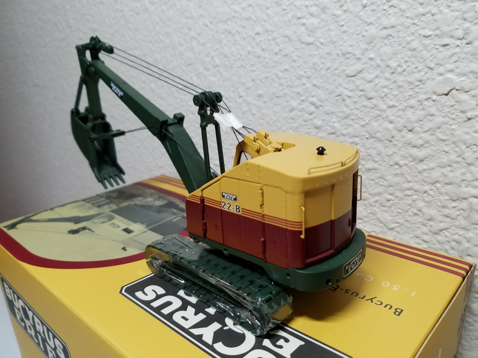 Bucyrus-Erie 22-B Cable Hoe with Metal Tracks – EMD 1:50 Scale Model #T002 New
