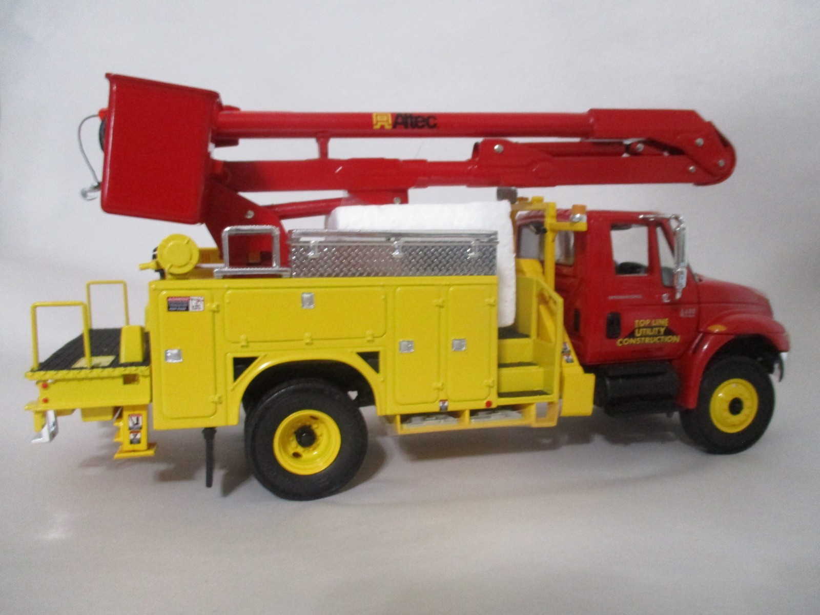First Gear Top Line Construction International Utility Truck 1/34 diecast w/ Box