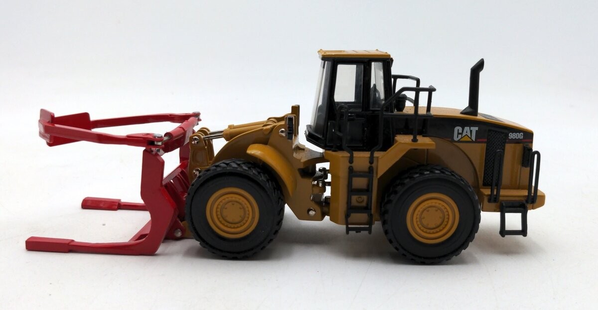Norscot 55026 1:50 Caterpillar 980G Forest Machine w/Tire Changer – Custom EX