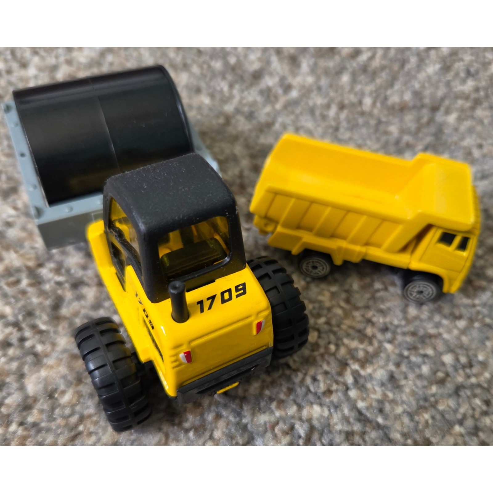Maisto Construction Vehicle Set Yellow Street Roller 1709 and Dump Truck Diecast