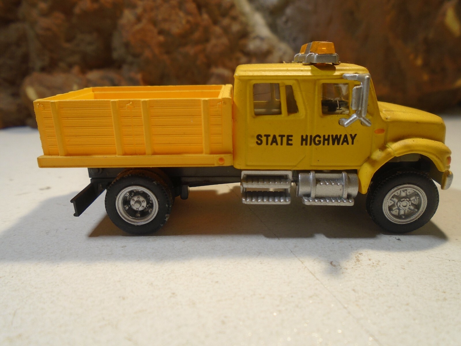 1/88 SCALE STATE HIGHWAY 4 DOOR CAB MAINTENANCE DUMP TRUCK 5-83-2-5