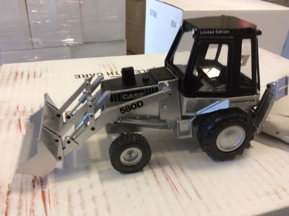 Case 580D Backhoe “SILVER” #6661,8933,8934 Rare Find 1/35 – Conrad #2931