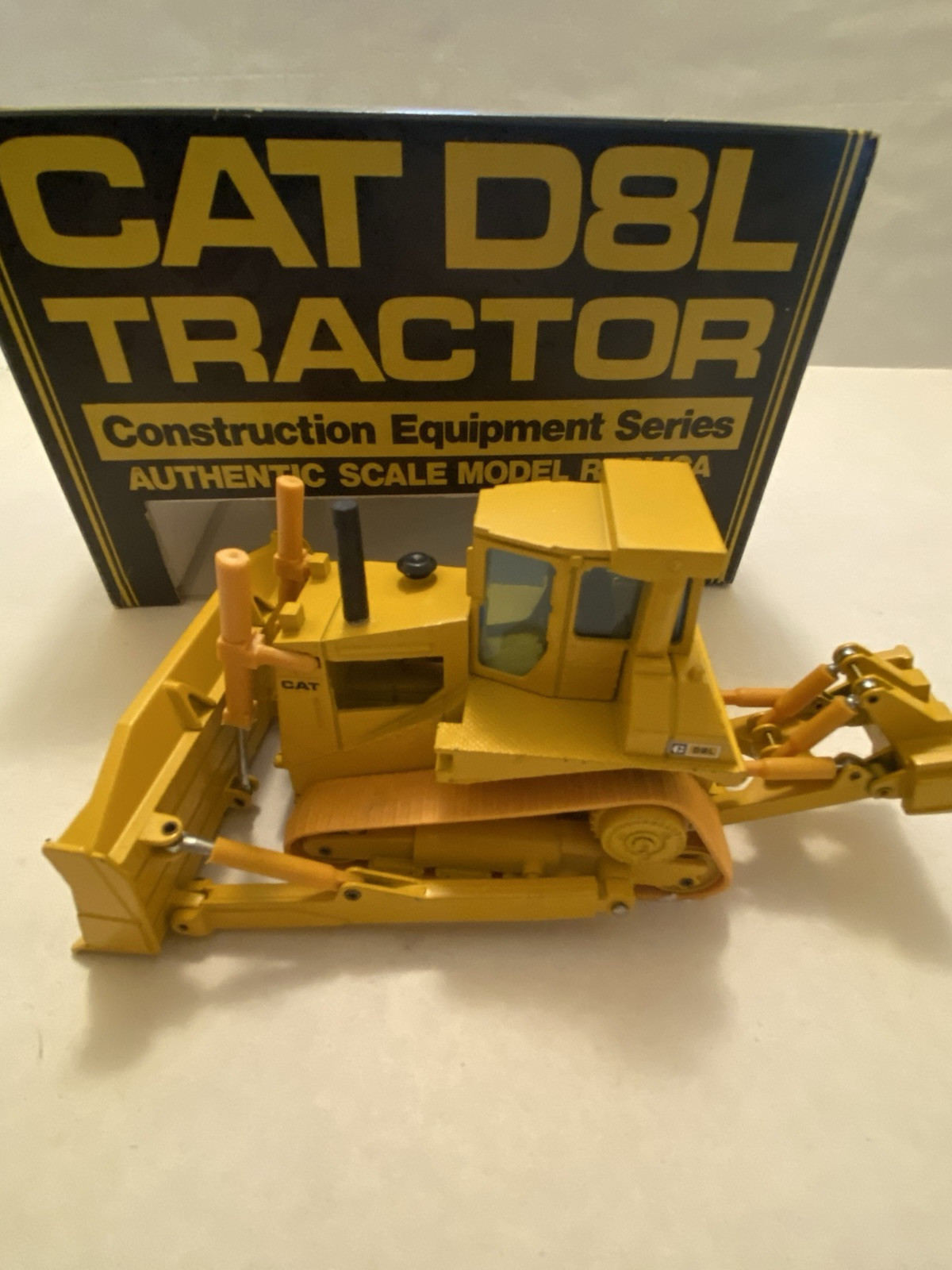 NZG Caterpillar D8-L Bulldozer #233 1:50 Construction Model Toy CAT Tractor