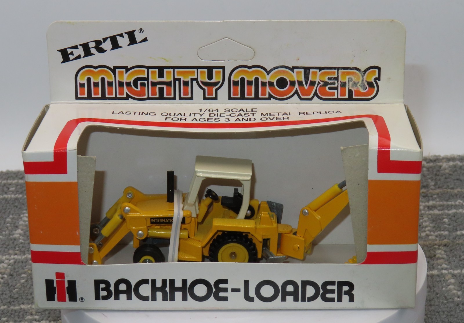 Ertl Mighty Movers International Backhoe Loader 1:64 1853