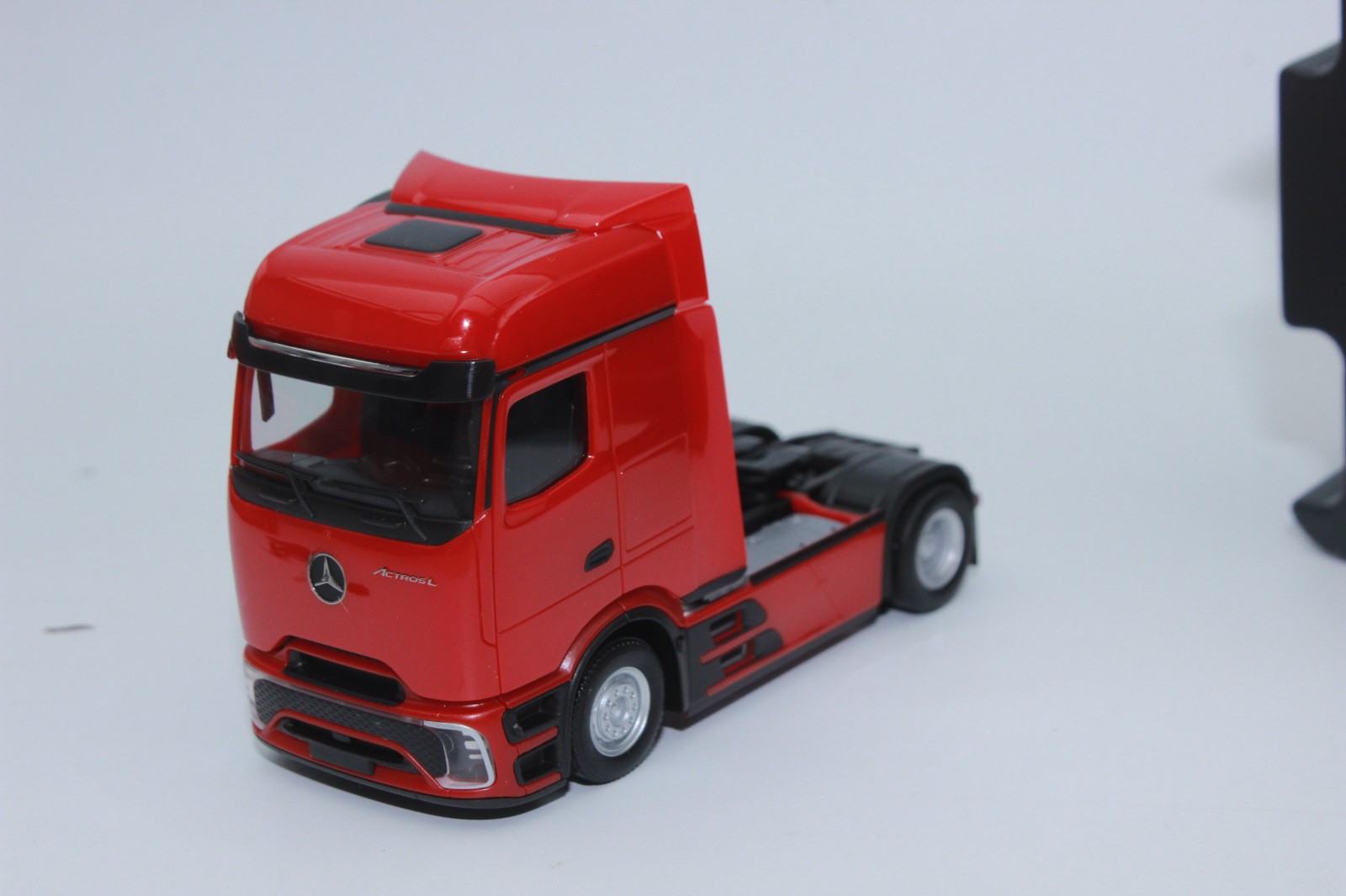 Herpa 320207 Mercedes-Benz Actros L ProCabin Bigspace 2-Axle Red 1:87