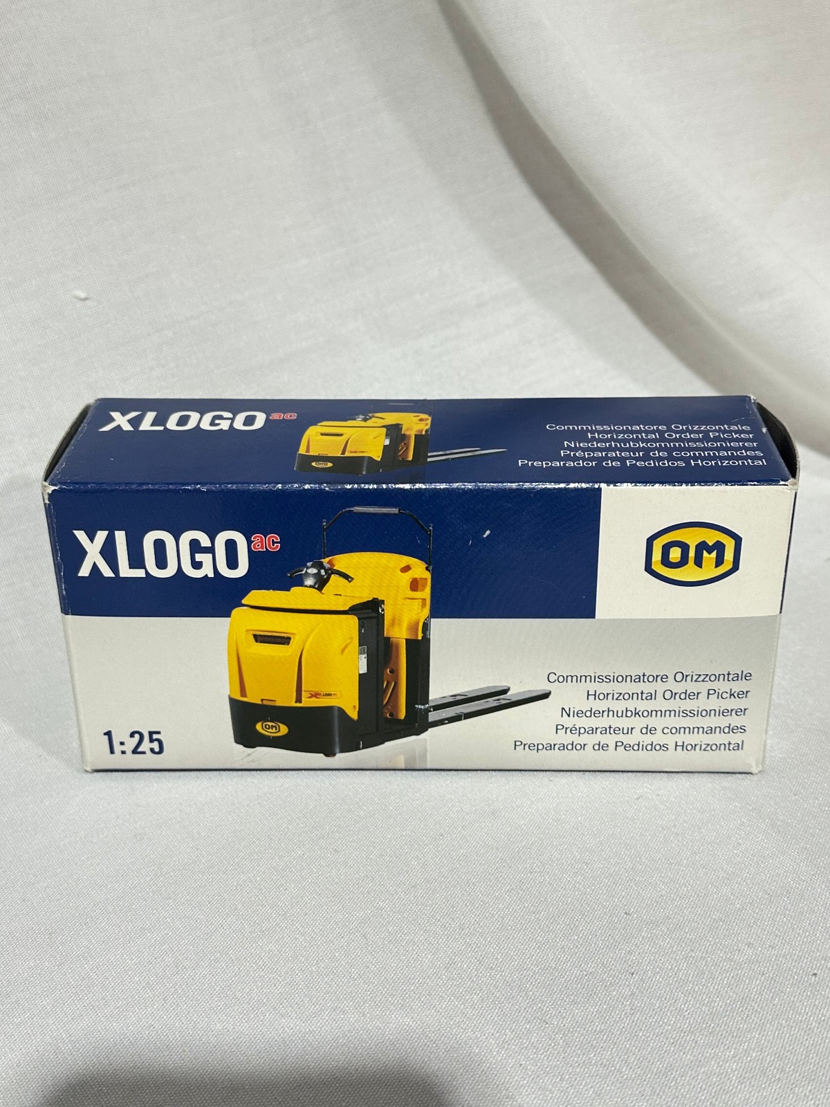OM Xlogo AC Horizontal Order Picker By Old Cars 1/25th Scale