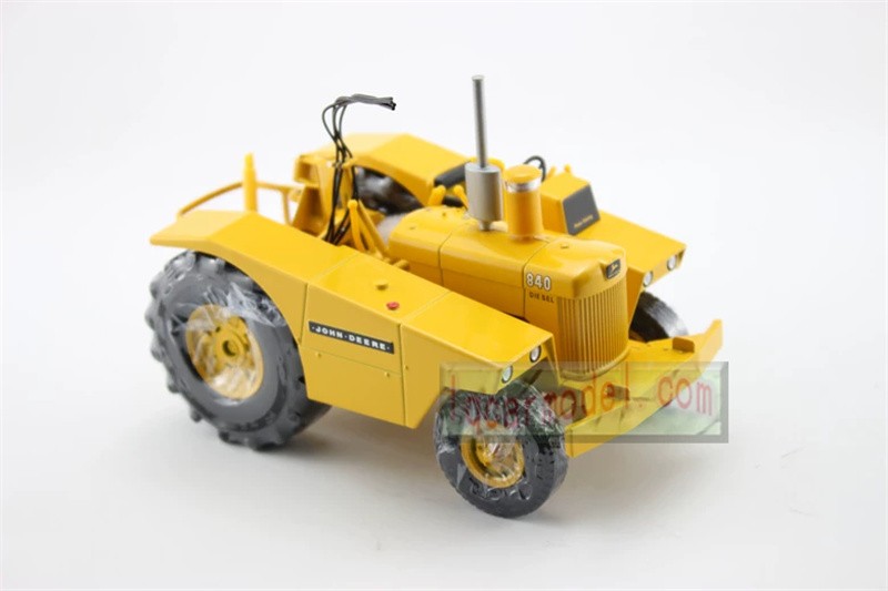 1:24 Scale John Deere 840 Diesel with 400 Scraper – Reuhl Model JD840/400 New