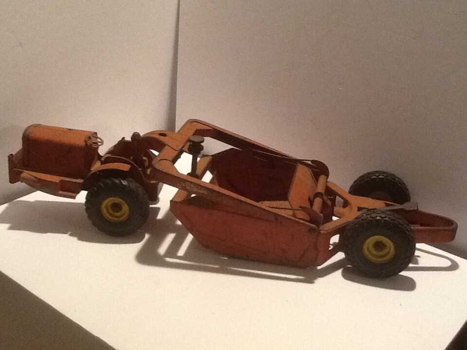 VINTAGE 1950’s DOEPKE HEILINER EARTH MOVER SCRAPER PRESSED STEEL TOY 30″ LONG