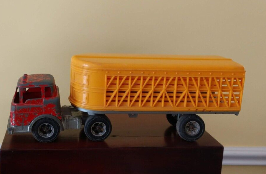 Vintage 1965 Hubley Livestock Cattle Trailer Truck
