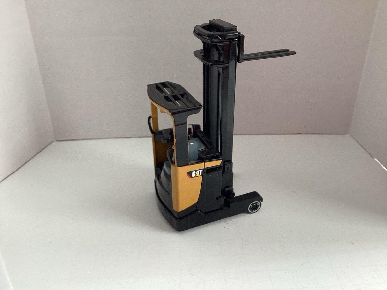Norscot 1:25 Forklift Truck Die cast Adult Collectible Cat