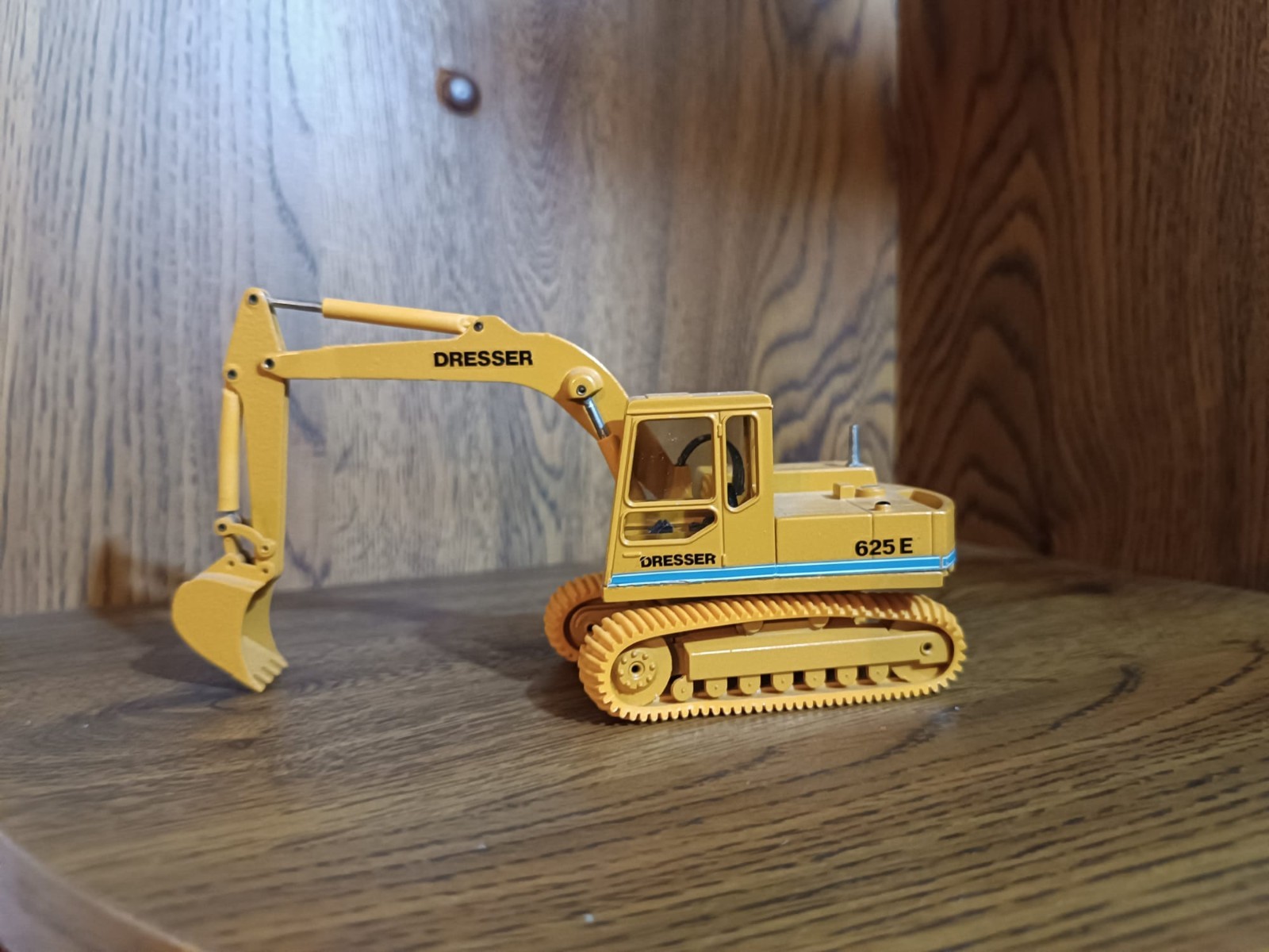 Dresser 625E Excavator Conrad Diecast 2829 1/50