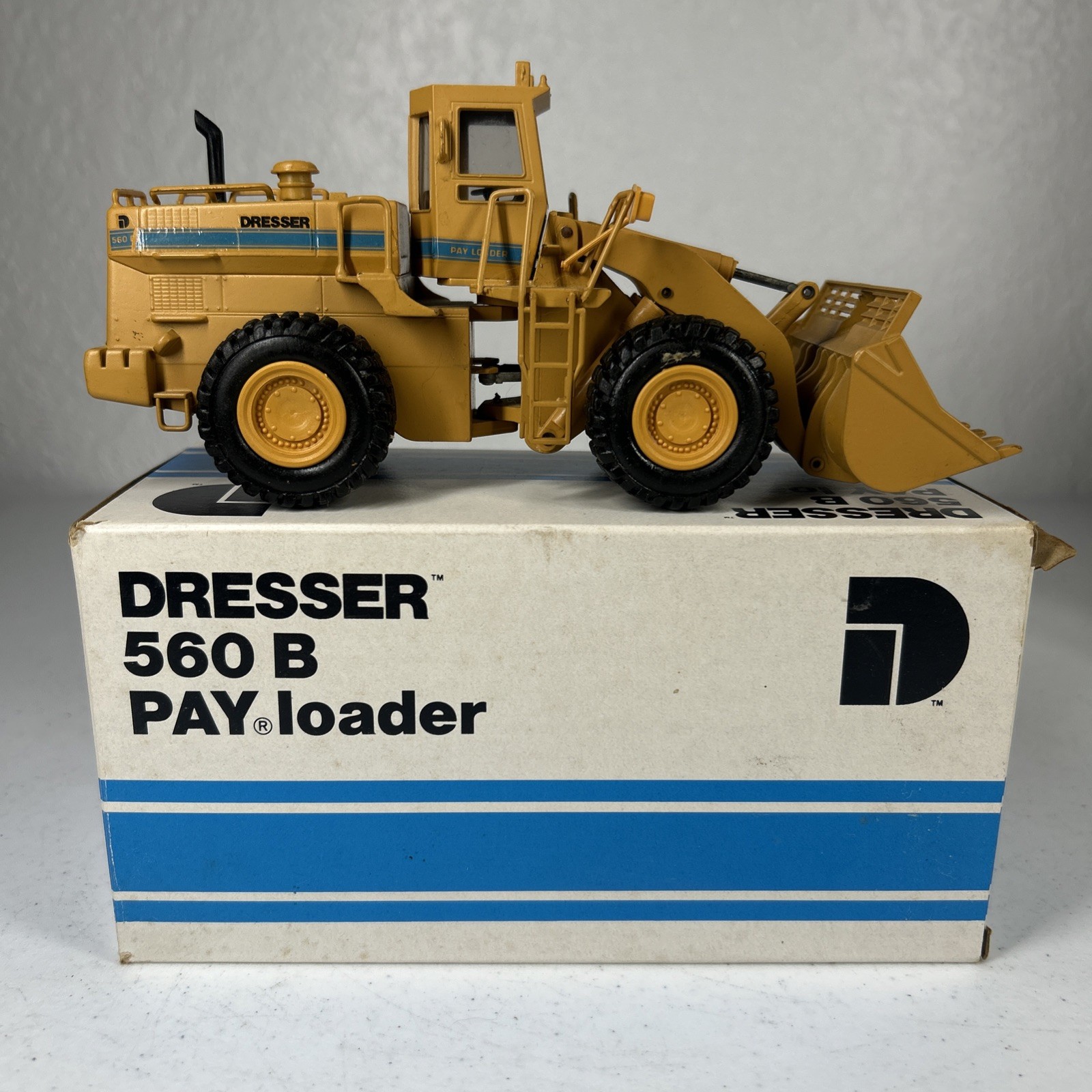 Dresser 560B Loader 1/50 Conrad #2420 N.MIB