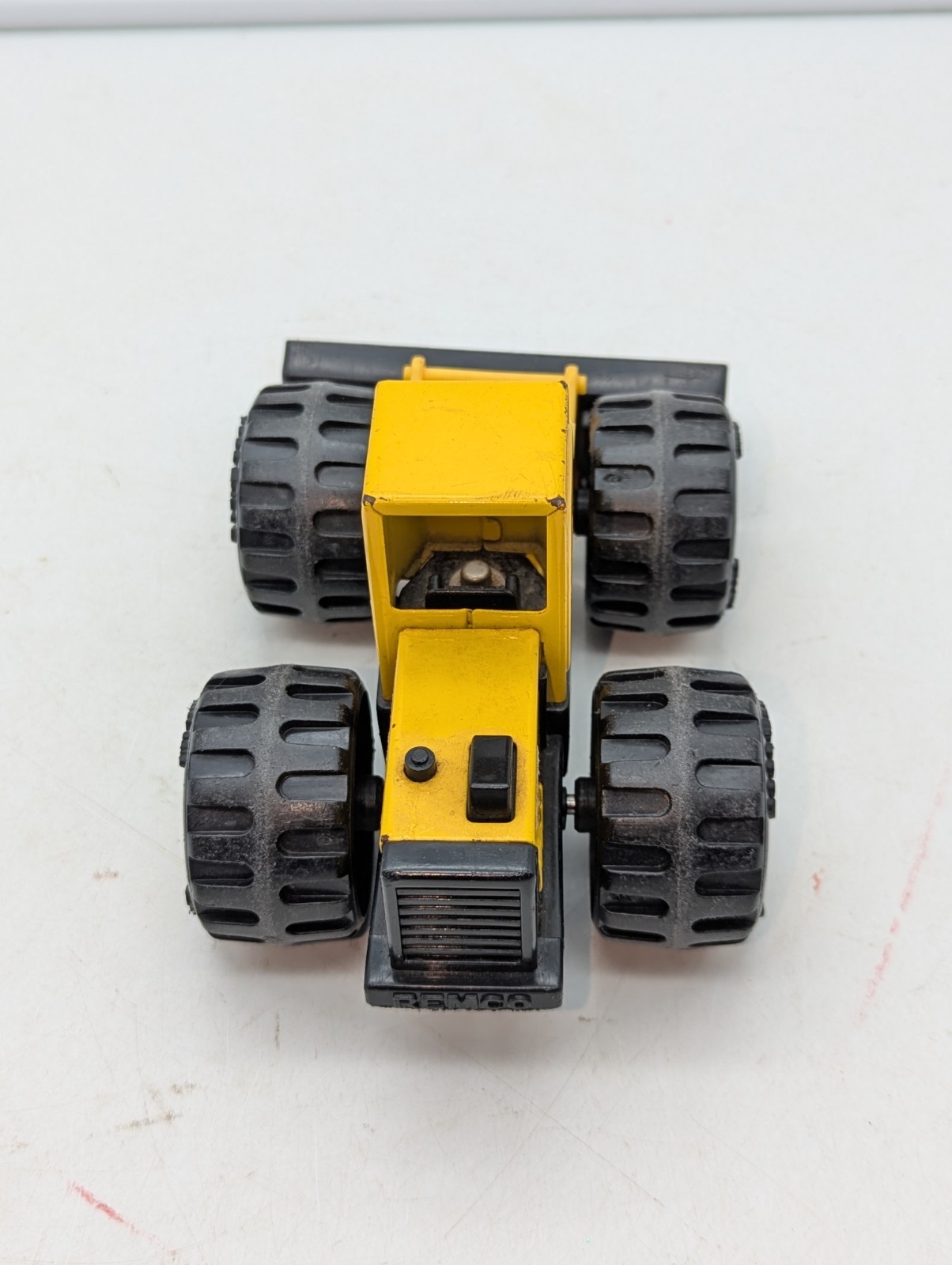 VTG 1986 Remco Caterpillar Front Loader Bucket Yellow and Black Tractor Truck