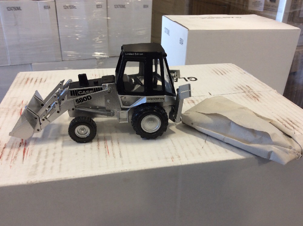 Case 580D Backhoe “SILVER” #6661,8933,8934 Rare Find 1/35 – Conrad #2931