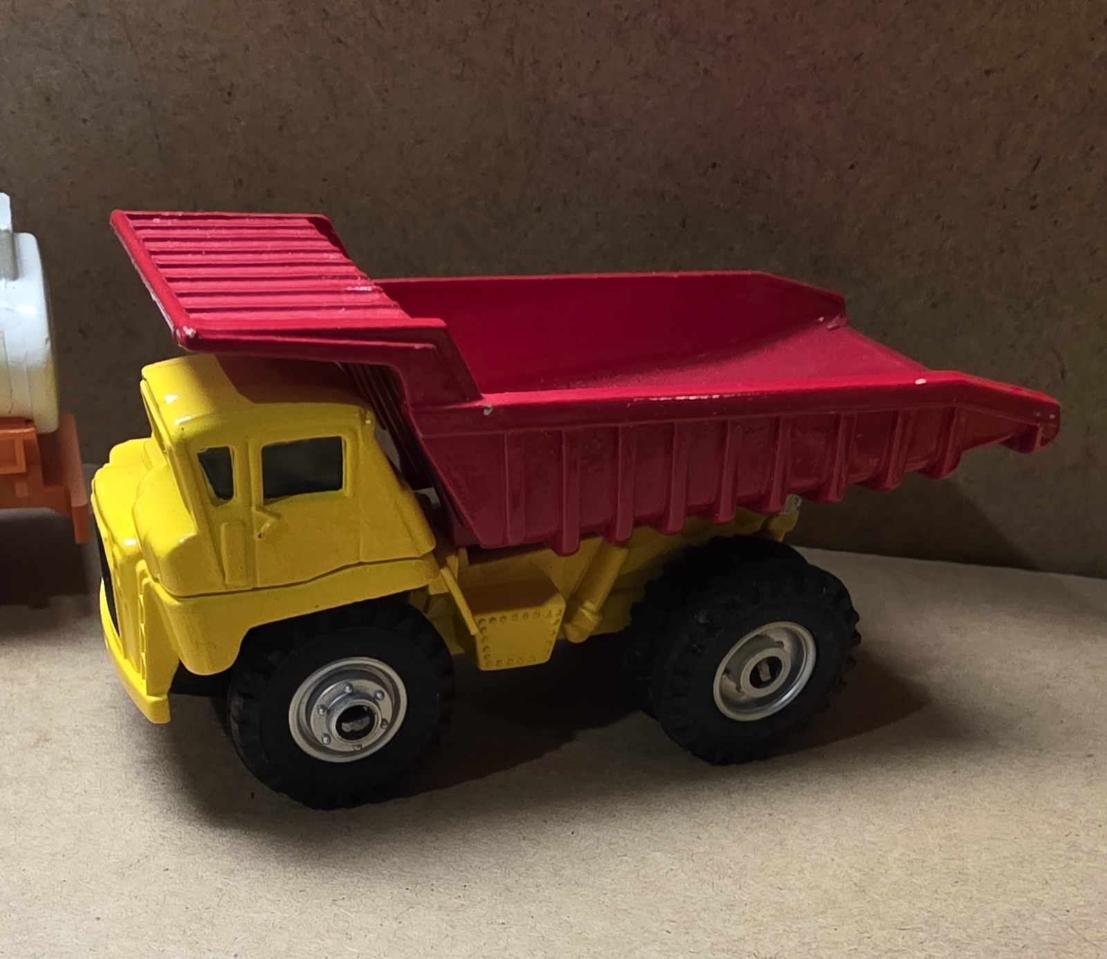 4 Shinsei Mini Power 13 Bulldozer, 40 Caterpillar 777 Truck, 10 Heavy Dump Truck