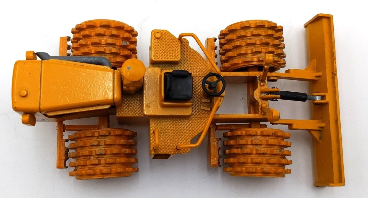 NZG 135 1:50 Scale Diecast Caterpillar 825 Compactor – Yellow/Box