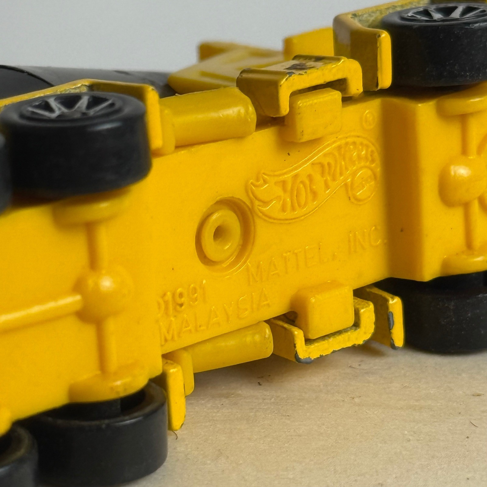 1991 Mattel Hot Wheels #269 ~ Yellow/Black Oshkosh Cement Mixer Car Diecast