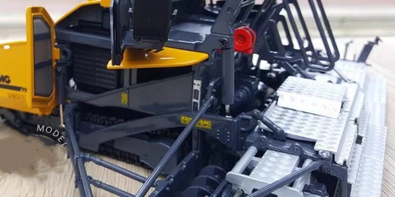 1:35 XCMG RP1005T Paver Construction Machine Equipment Vehicle Diecast Model