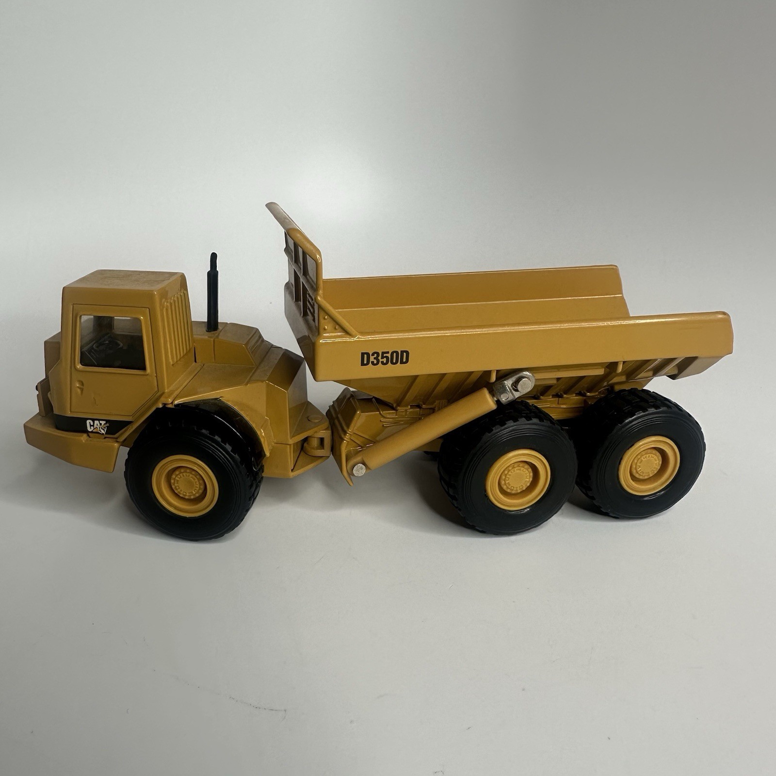 1992 Ertl Caterpillar D3500 Dump Truck 2431 – Construction – 1/50 Scale No Box