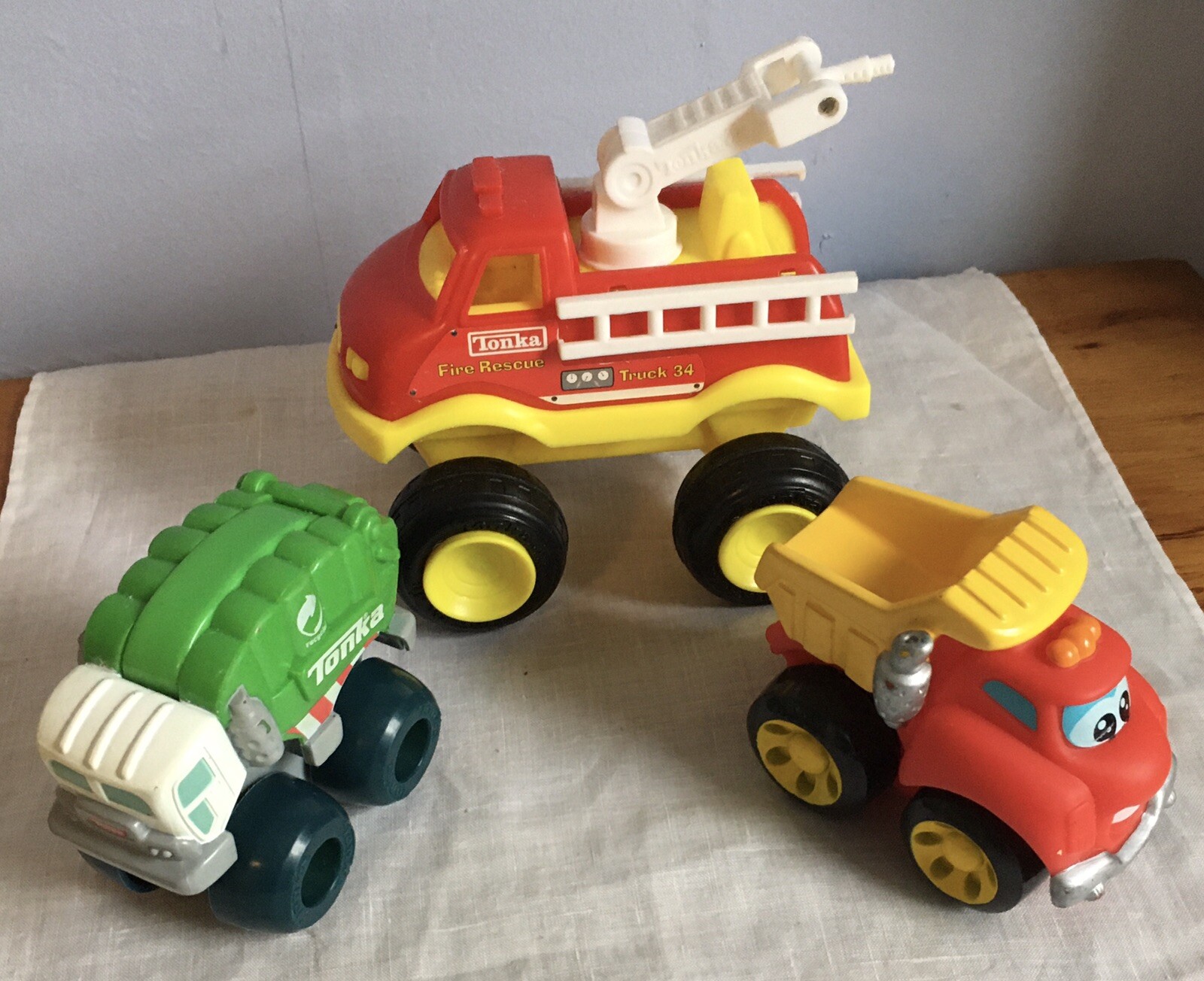 Set Tonka preschool toys, Dump truck, recycling truck, and fire truck