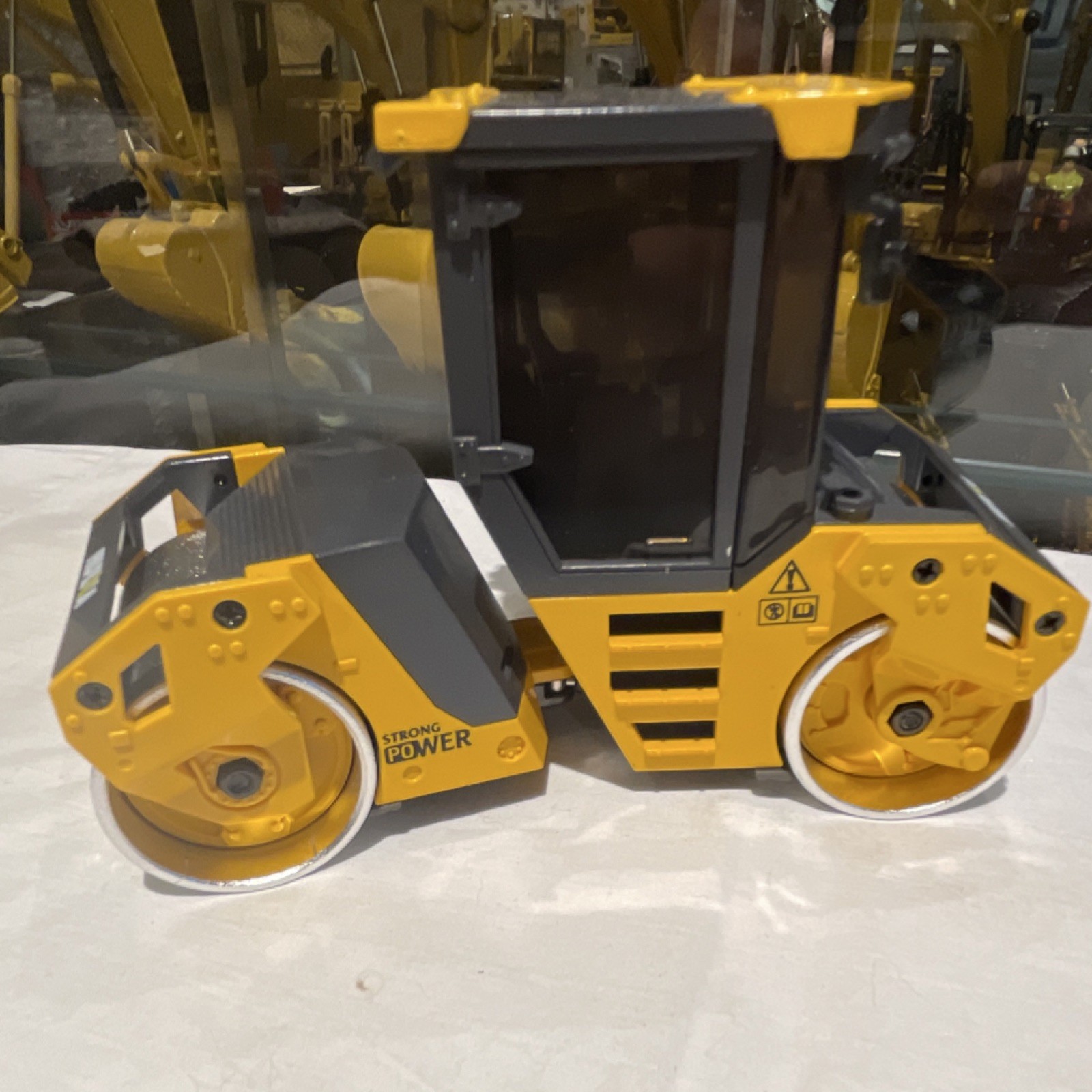 Huina Diecast Road Roller Construction Vehicle Yellow Black Silver Model