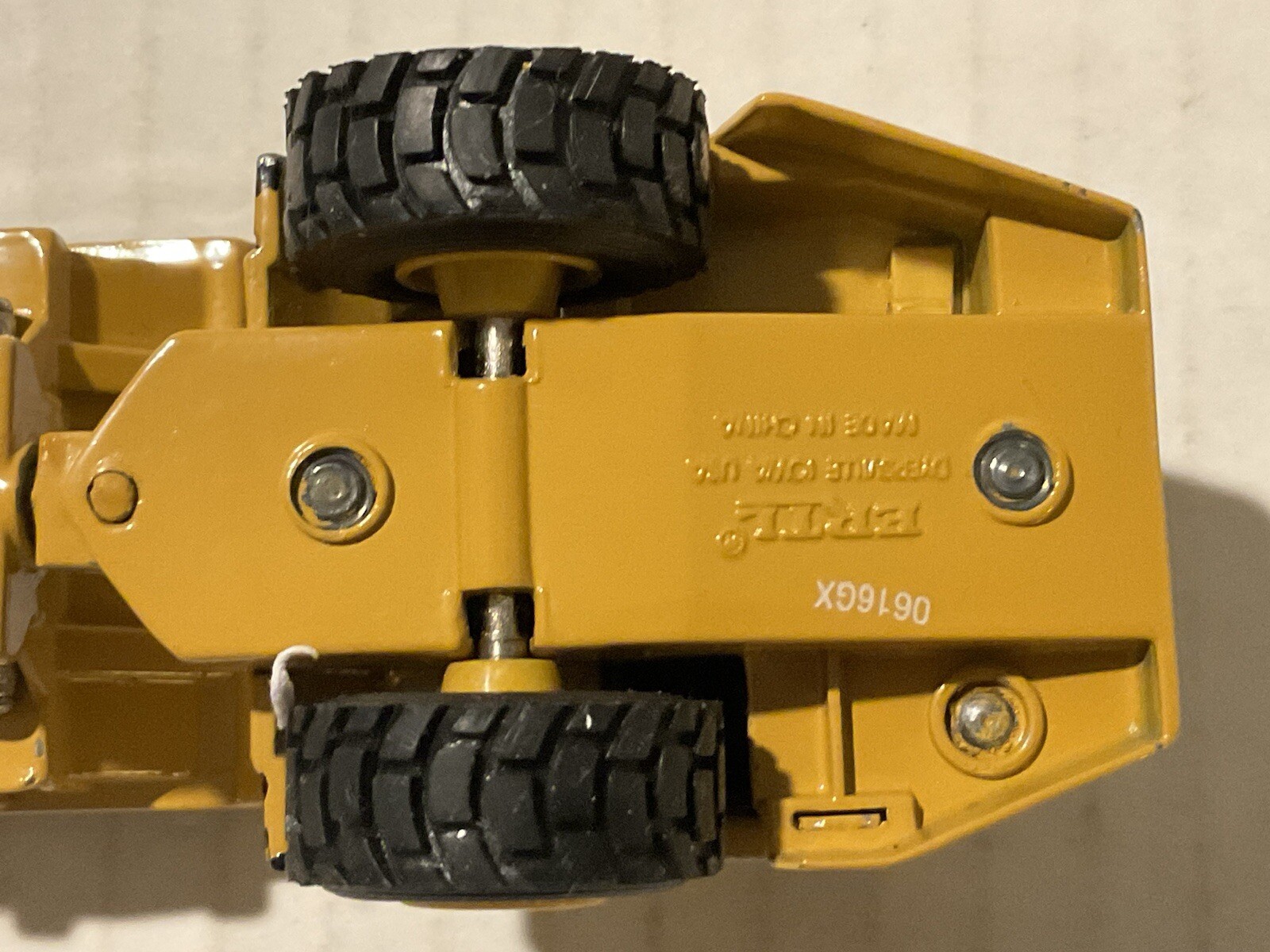 ERTL Caterpillar CAT D25D Dump Truck Road Construction die cast 1:64