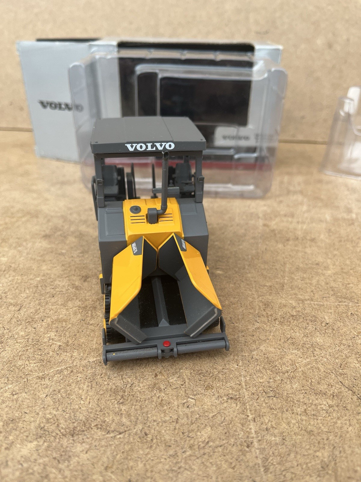 RARE!! Construction vehicle 1/50 Motorart. Volvo paver 6870 . Mint Vehicle