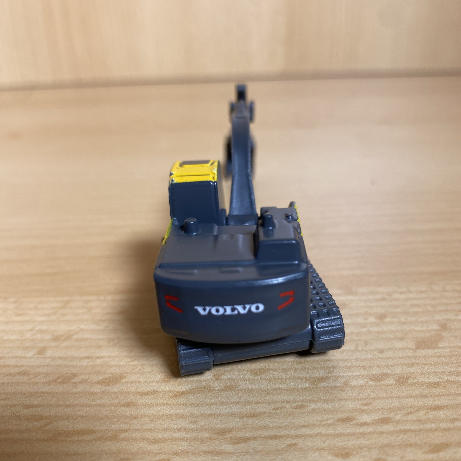 Volvo EC220E Excavator Plastic Toy Model Crawler Digger (3″) Maisto