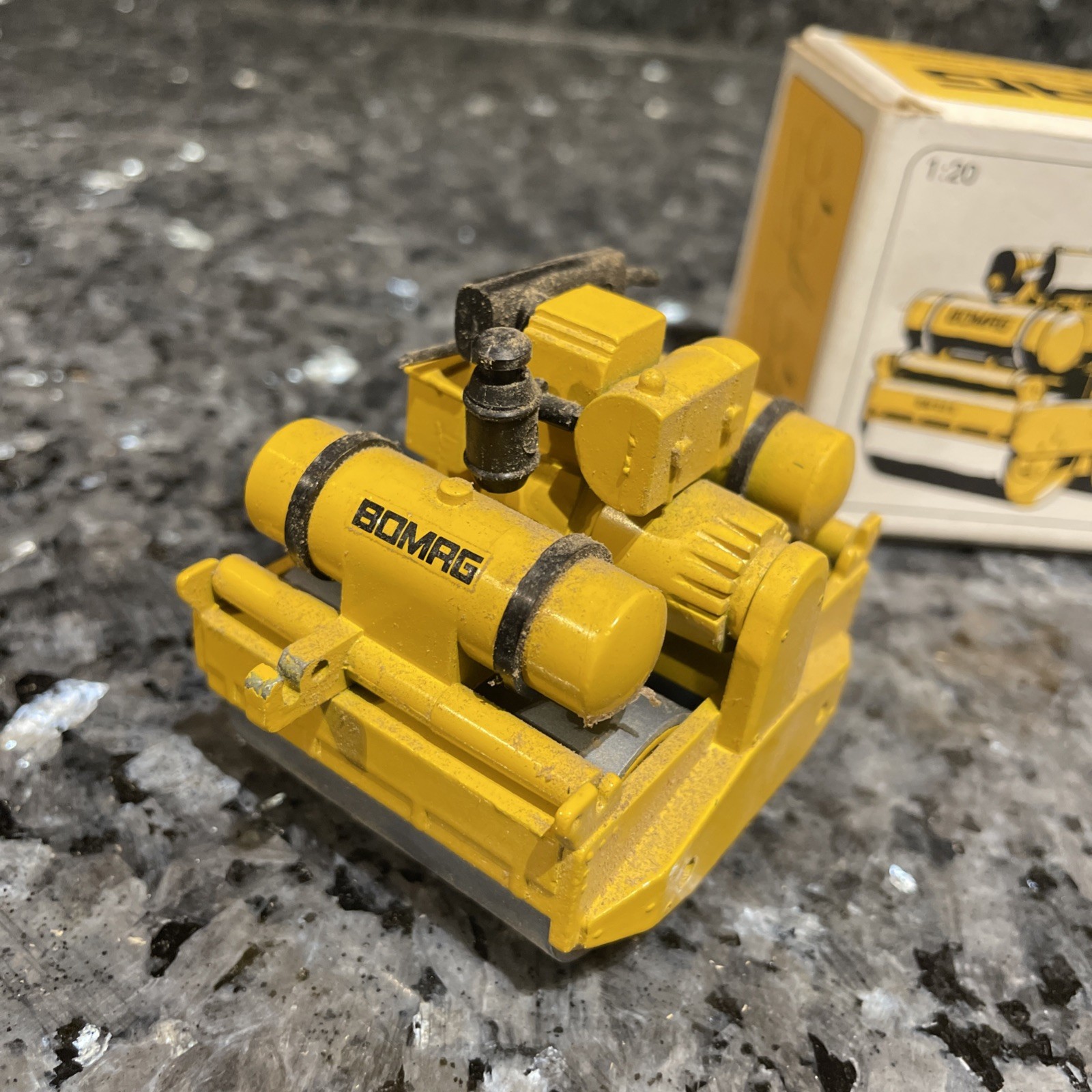 NZG Bomag BW 90 S Double Drum Roller 1:20 Scale Die Cast Read