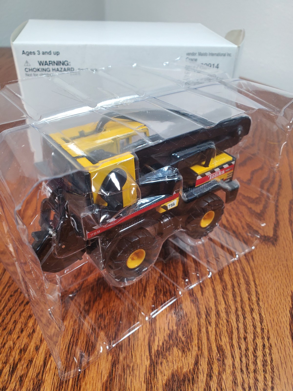 2001 Maisto Mighty Mini Tonka 758 Swivel Bucket Crane Scale 1:64 New!