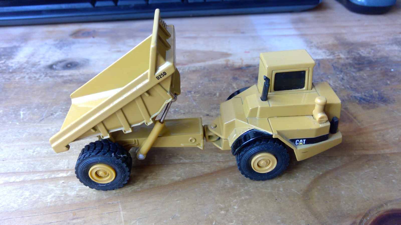 1/64 Ertl Cat D25D Articulated Dump Truck