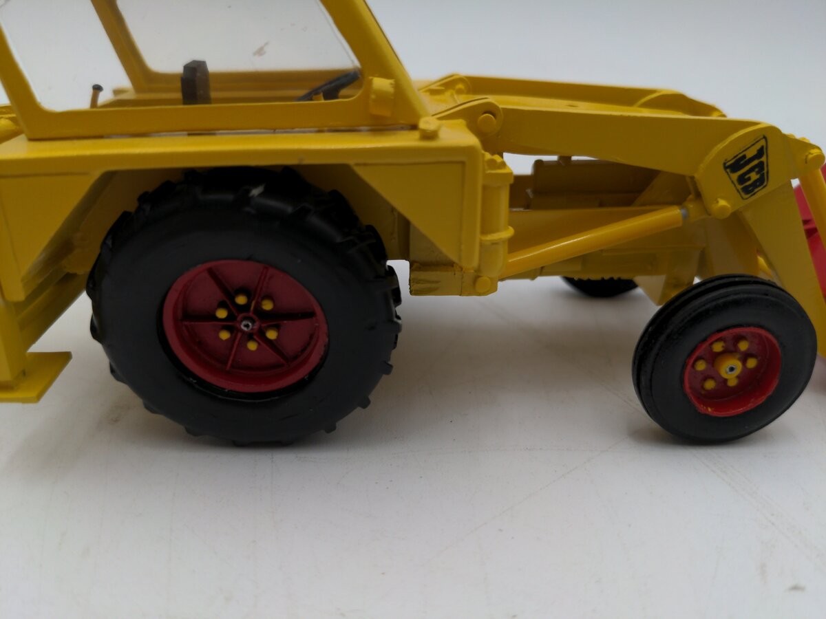 Kent 101 1:32 Scale Diecast JCB 3 Tractor Backhoe/Box