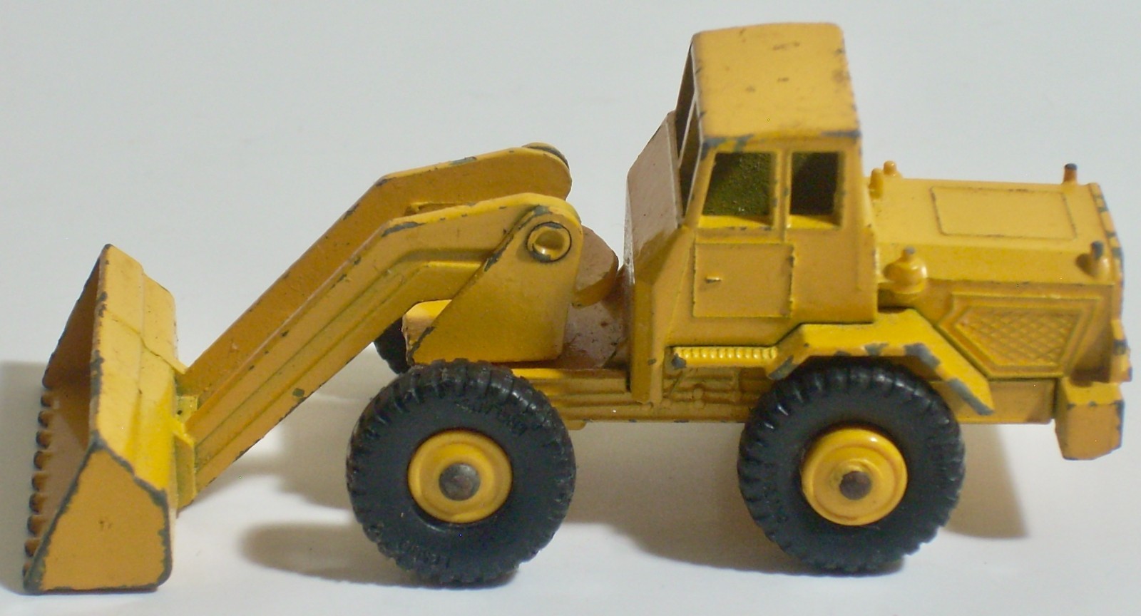 VINTAGE MATCHBOX #69-B YELLOW TRACTOR SHOVEL MADE IN ENGLAND BY LESNEY 1967