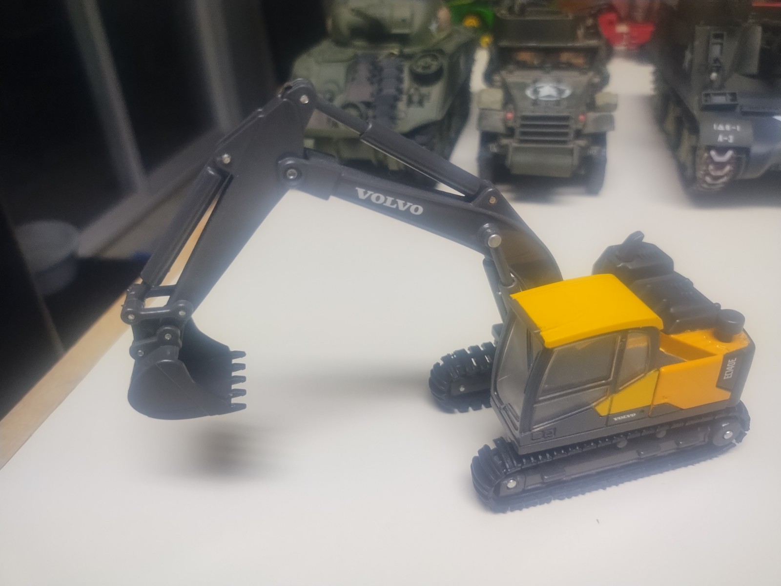 New Ray 1/64⁸ Volvo EC140E Excavator
