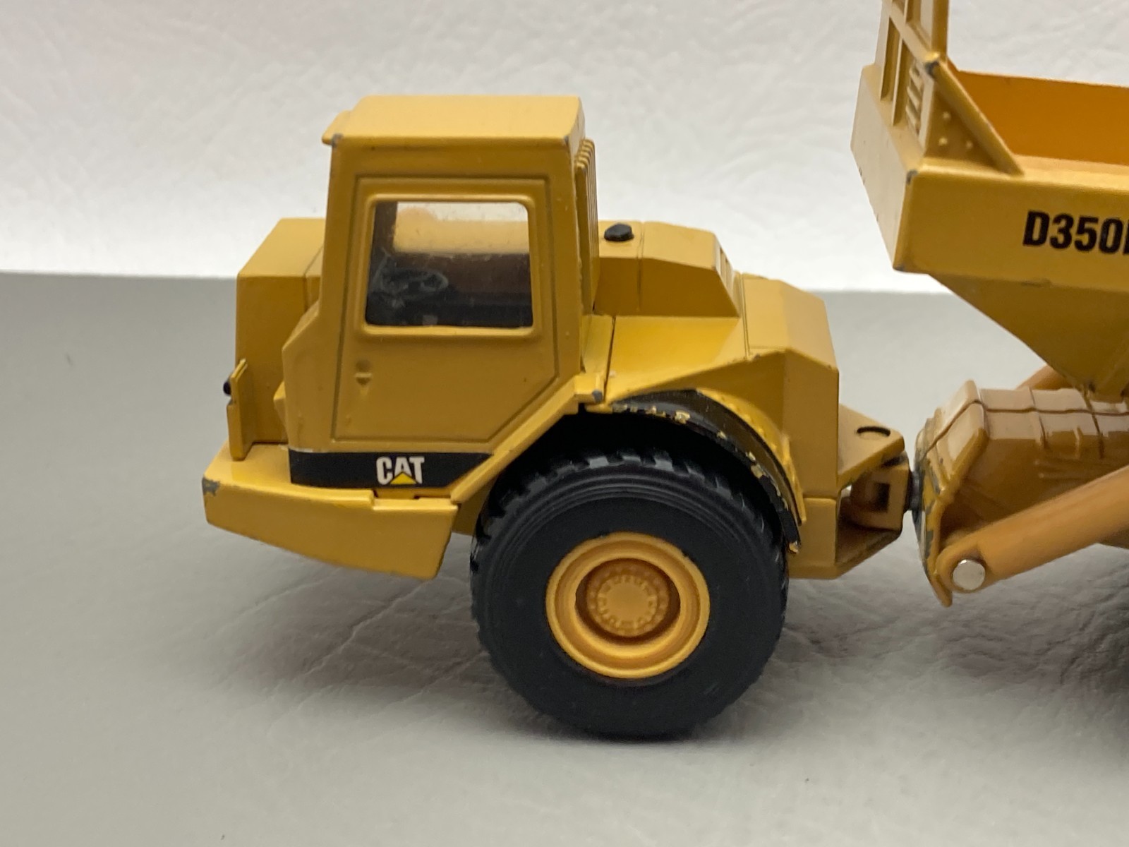 ERTL Caterpillar D350D Articulated Dump Truck Model 2431 1:50 Scale Collectible