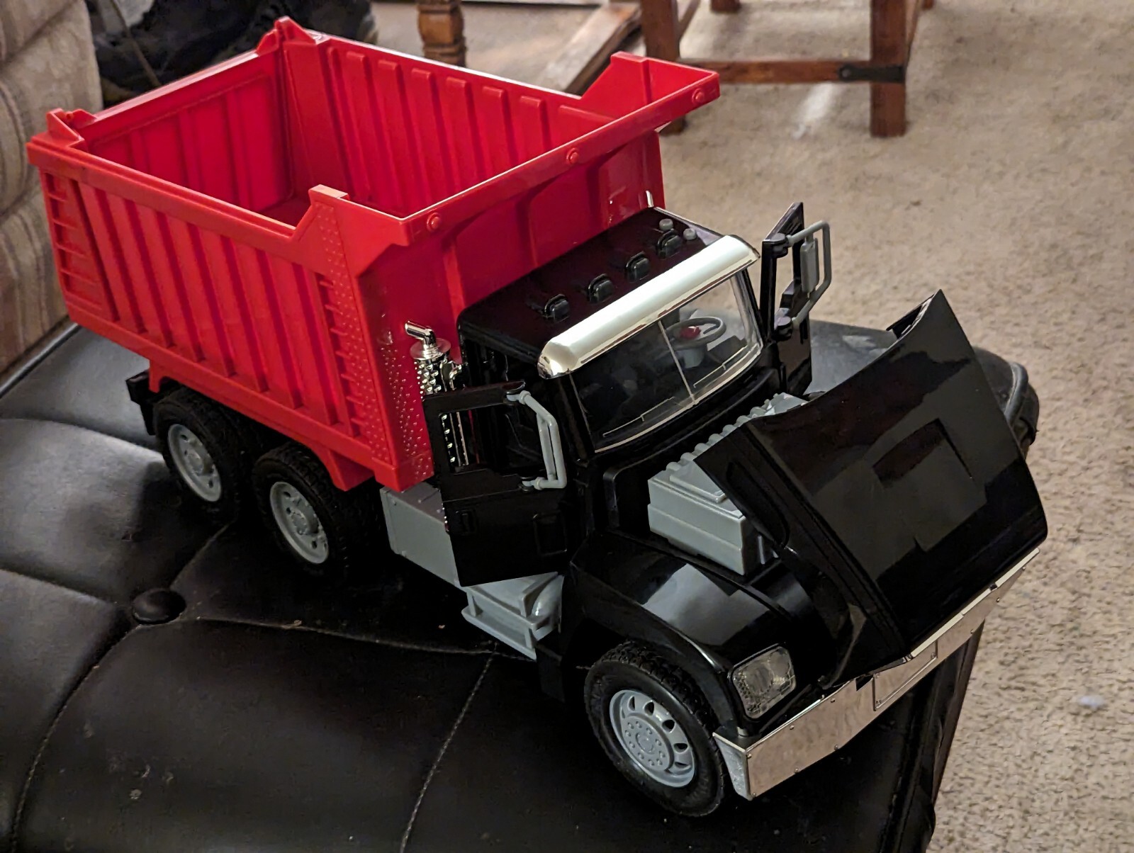 POWERFUL 20″L LIFT TRUCK BATTAT BRAND LIGHTS/SOUNDS, NO REMOTE, 6 AA BAT INCLD