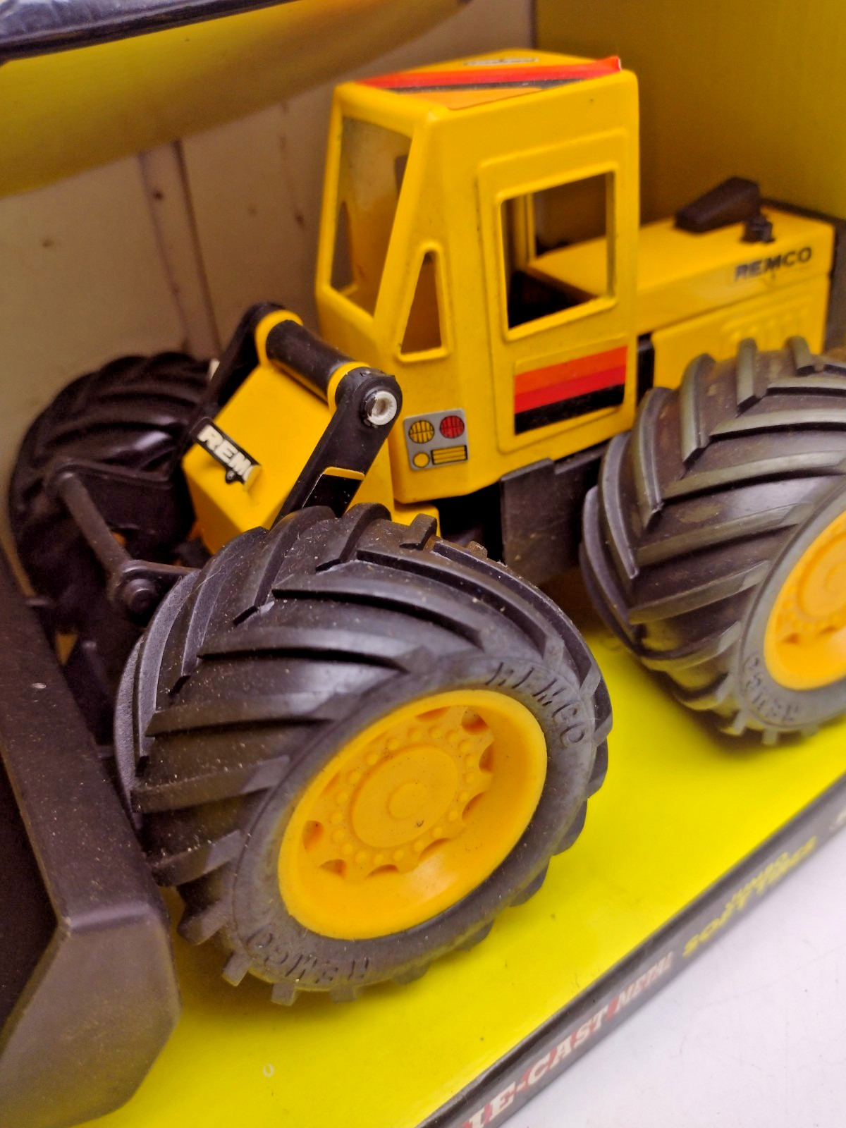 Vintage 1996 Remco Tuff Ones Front Loader Tractor Jumbo Soft Tires NEW In Box