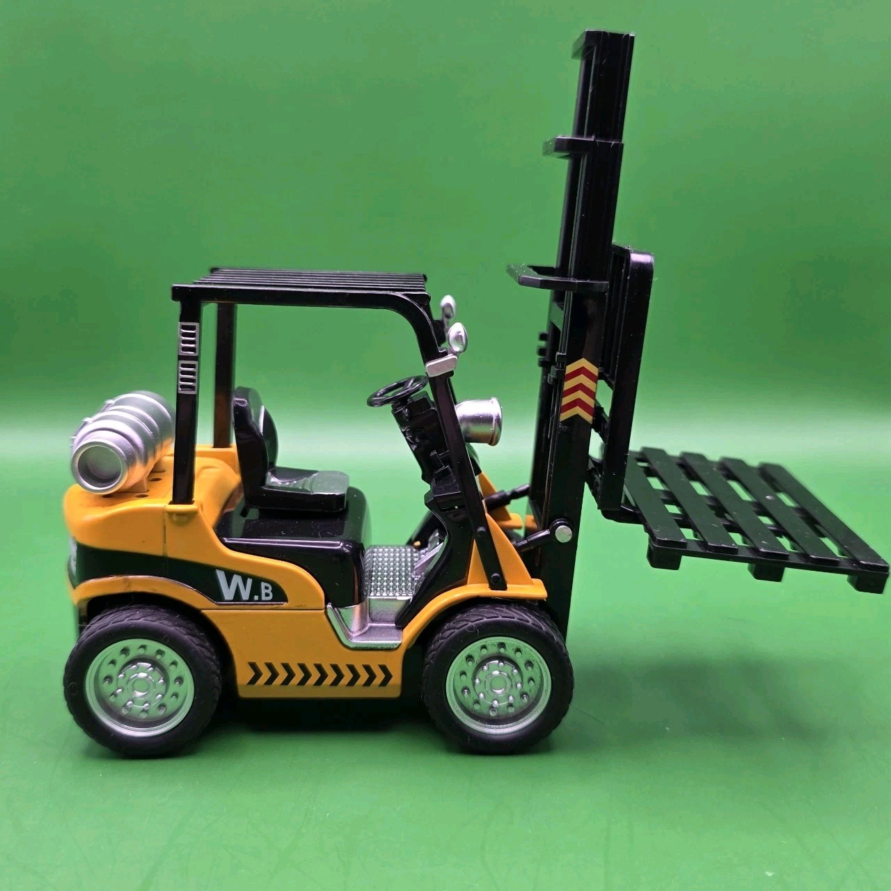 🚧 1:24 Scale Diecast Forklift With Pallet, Lights, Sound, & Pullback Action