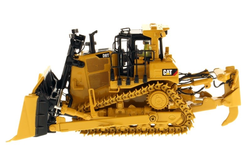 DIECAST MASTERS – Toro CATERPILLAR D9T with Driver and Metal Case – 1/50 -…