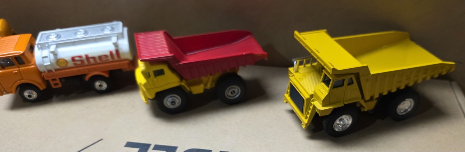 4 Shinsei Mini Power 13 Bulldozer, 40 Caterpillar 777 Truck, 10 Heavy Dump Truck