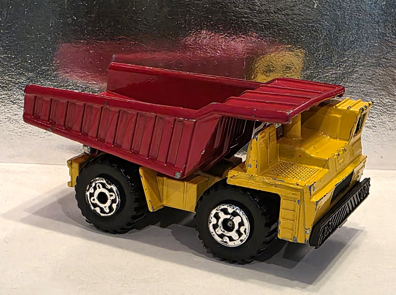 Matchbox 1:140 Vintage Diecast Dump Truck Yellow/Red/Black Construction
