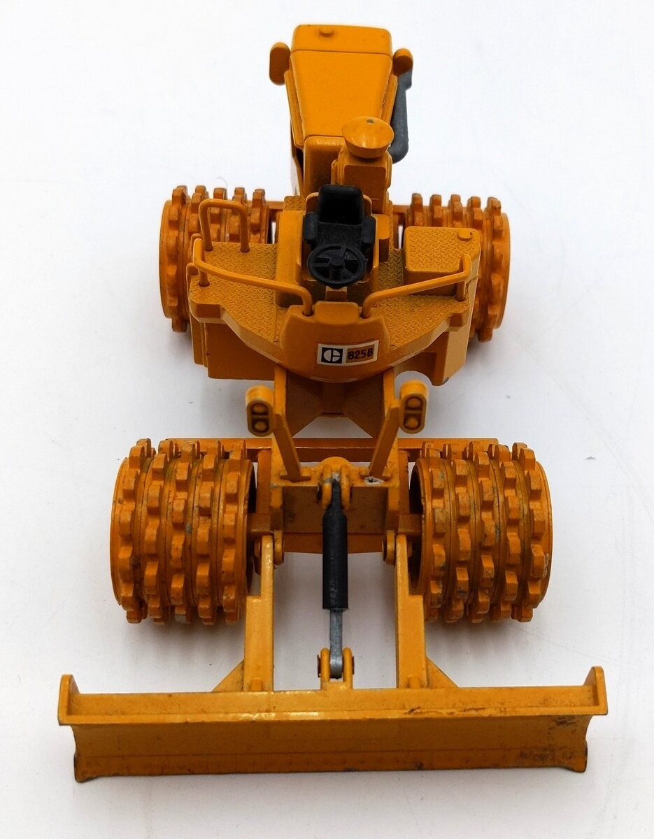 NZG 135 1:50 Scale Diecast Caterpillar 825 Compactor – Yellow/Box