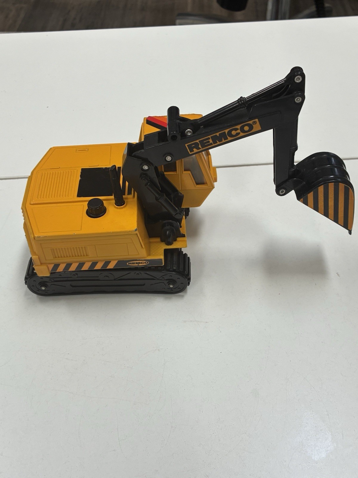 1989 Remco Bucket Excavator Digger Construction Toy Tracked Vehicle Working Boom
