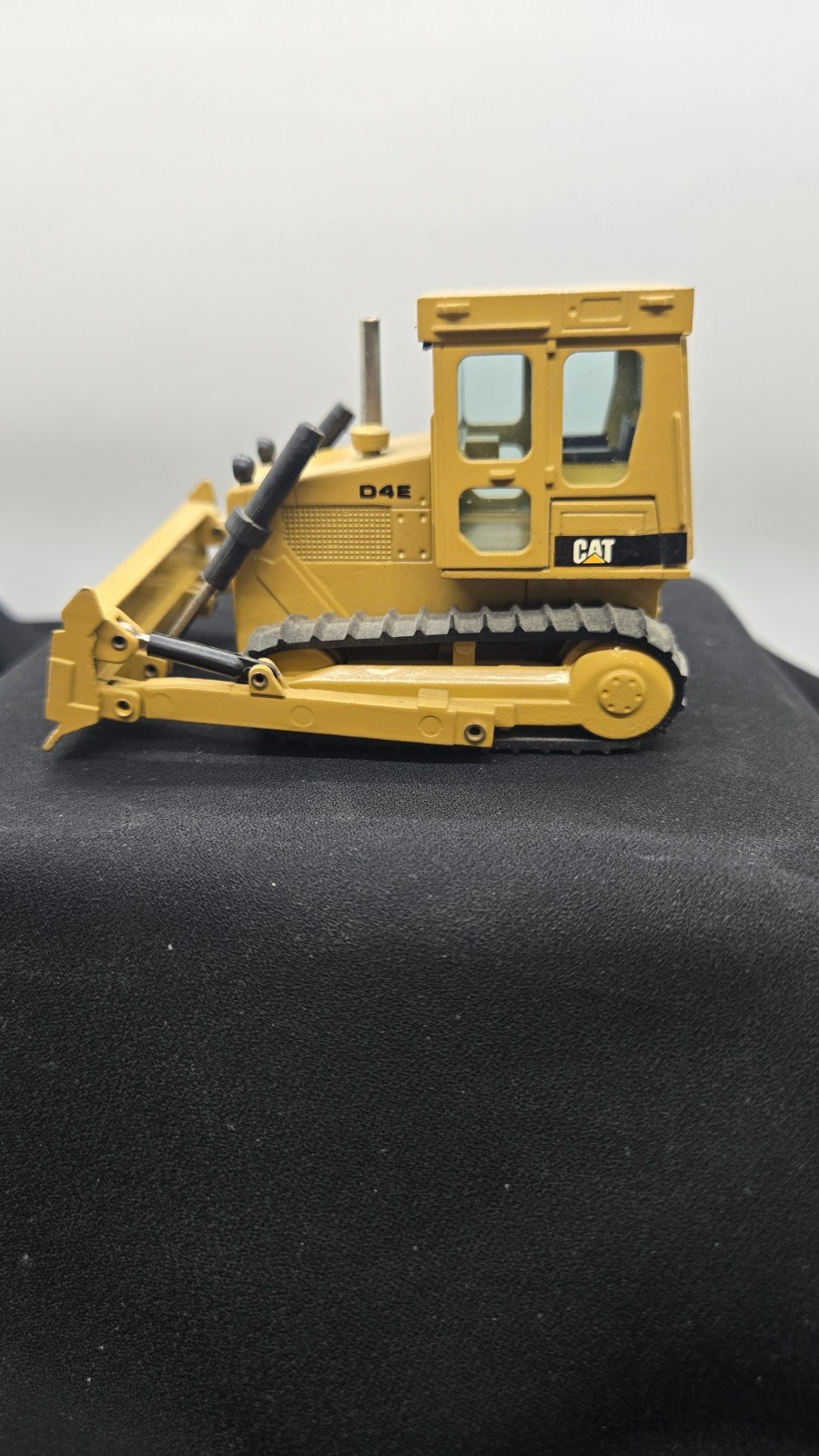 Caterpillar Cat D4E Dozer – NZG 1:50 Scale Diecast Model #205 New