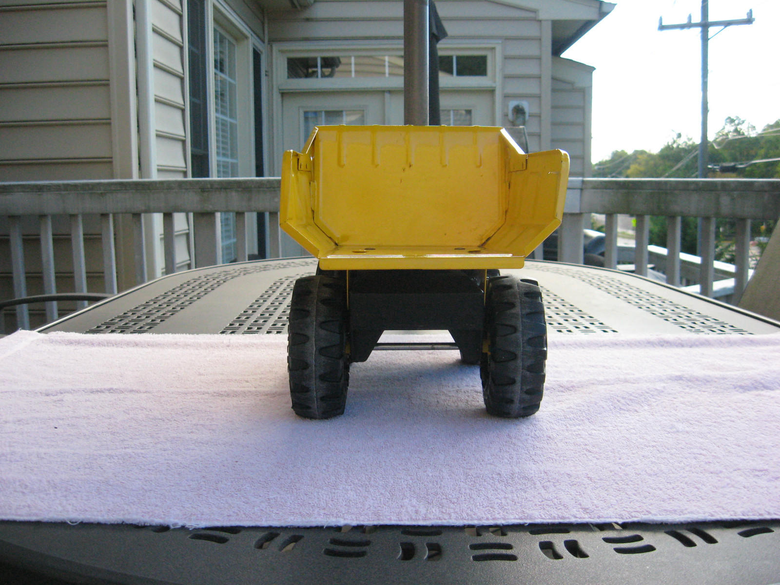1999 TONKA NO. 768 MIGHTY DUMP TRUCK 16″ LENGTH~ PRESSED-STEEL